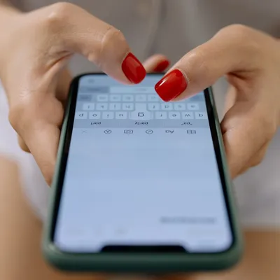 Заявка за резервация, попълвана на смартфон